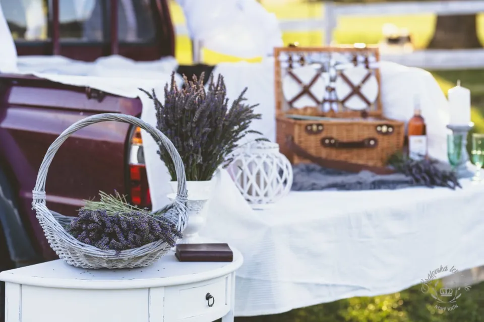 Vintage pickup picnic styling with lavender, wicker basket and décor — Royal Lavender Nový Knín
